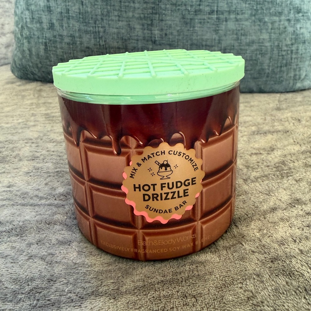 Hot Fudge Drizzle Bath and Body Works 3 Wick Candle with Silicone Lid